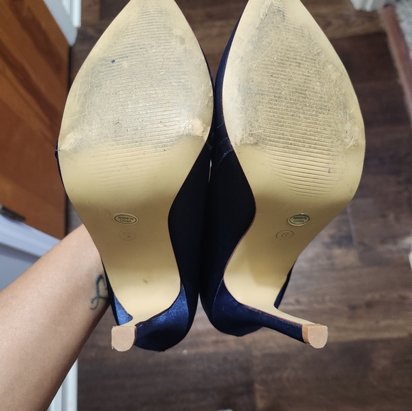 Silky comfy navy heels! - Picture 4 of 6